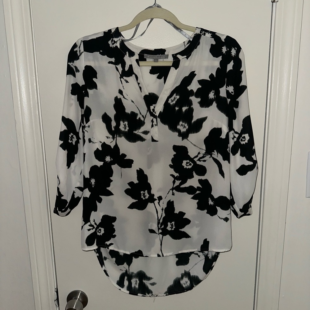 DANIEL RAINN Women’s Monochrome Floral Blouse